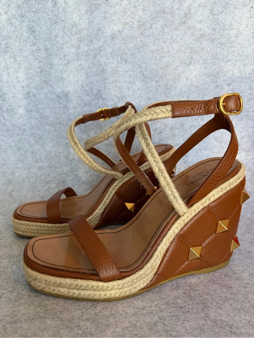 •4 Valentino Garvani Roman Stud Quilted Wedge Espadrille Sandals 39